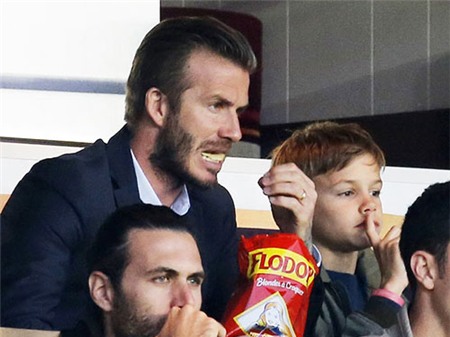 Ngay cả lúc ăn, tiền vệ PSG cũng nhấp nhổm không yên.