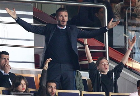 Becks và các con tỏ ý không hài lòng trước một tình huống trên sân.