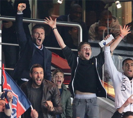 Sau khi đồng đội Alex ghi bàn san bằng tỉ số cho PSG, cựu thủ quân tuyển Anh hò hét tưng bừng.