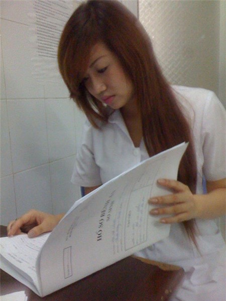 Bạn gái Hiệp gà đi làm y tá - 3