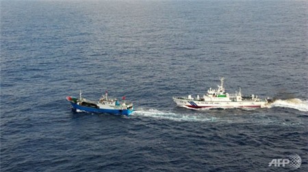 Cảnh sát biển Nhật Bản đuôi một chiếc thuyền đánh cá Trung Quốc gần đảo Miyako ở Okinawa ngày 2 tháng 2 năm 2013 - Nguồn AFP