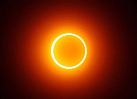 Trong lần diễn ra nhật thực hình khuyên, mặt trời trông giống như chiếc nhẫn. Ảnh: Telegraph.