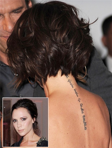 Bà Becks xăm hình một câu nói tiếng Do Thái ở sau gáy :'Tôi thuộc về người tôi yêu và người yêu tôi thuộc về tôi'