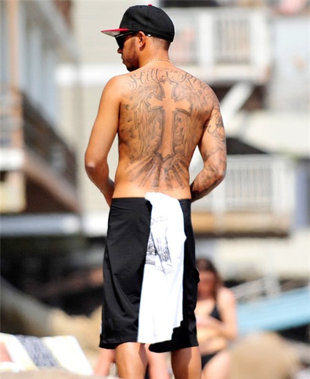 Mới đây, trong kỳ nghỉ với người yêu Nicole Scherzinger, tay đua F1 Lewis Hamilton gây chú ý với hình xăm lớn choáng hết lưng.