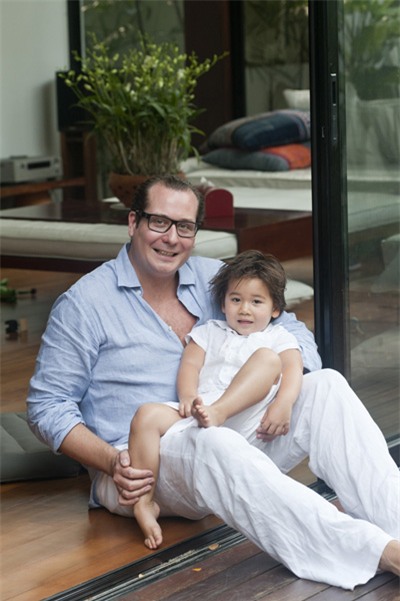 Chồng cô rất tâm lý và hết mực thương yêu vợ, con.