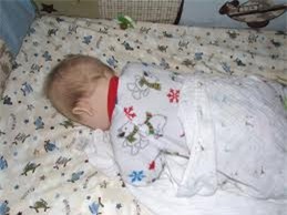 Ngủ sấp, bé 3 tháng tuổi vật lộn với tử thần