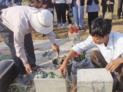 Chuẩn bị an táng cho các hài nhi