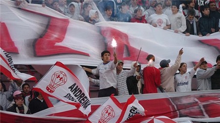 Cả đội bị CĐV nhà hành hung dã man