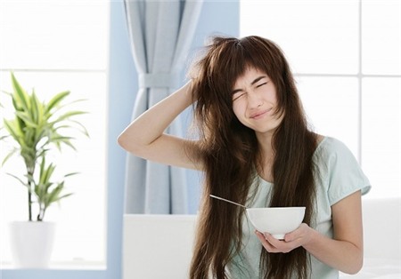 Giật mình với những kiểu kiêng khem sau sinh thái quá 1