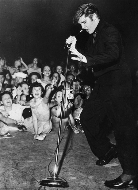 Flora Borsi xuất hiện trong một màn trình diễn của Elvis Presley