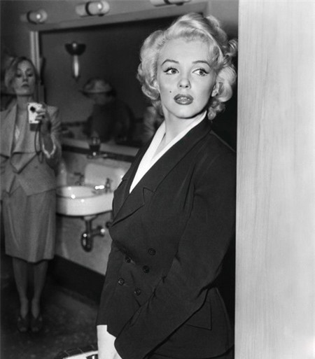 Borsi đang chụp ảnh Marylin Monroe