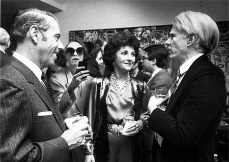 Xuất hiện trong một bữa tiệc cùng họa sĩ người Mỹ nổi tiếng Andy Warhol