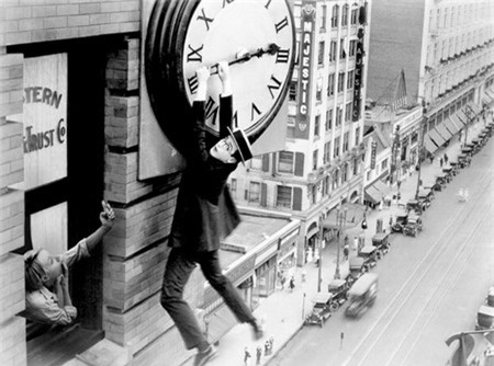 Borsi trong một cảnh quay của nam diễn viên hài Harold Lloyd