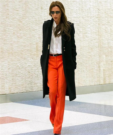 Vốn yêu thích các gam màu tối hoặc trầm, bà Becks cũng có khi thay đổi phong cách bằng trang phục rực rỡ, nổi bật.