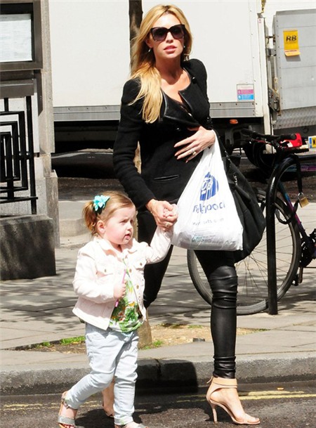 Cô nhóc dễ thương trông lớn phổng phao, dóng chân dài hơn các bạn cùng tuổi.