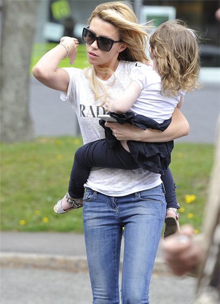 Bé Sophia lúc vắt vẻo bên sườn mẹ, lúc lại được mẹ bế nằm.