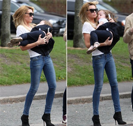 Con gái hiếu động khiến người mẫu Abbey khá vất vả mới bế được bé.