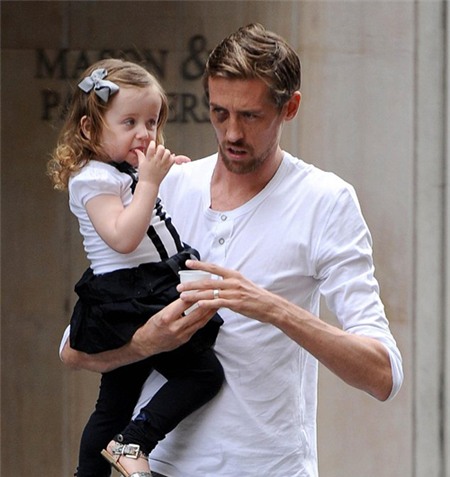 Một lúc sau, Sophia lại được trông thấy đi với bố Crouch.