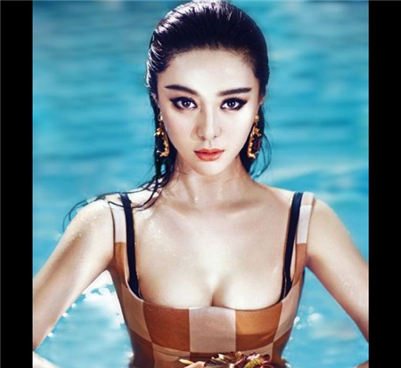 Từ lâu Phạm Băng Băng đã nổi lên như một fashion icon (biểu tượng thời  trang) của làng giải trí Hoa ngữ. Thậm chí, cô nàng còn lựa chọn trang  phục mỗi khi sải bước trên thảm đỏ khéo đến mức được vinh danh là 'Nữ  hoàng thảm đỏ châu Á'.