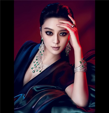 Cô còn là đại diện Á Đông  hiếm hoi nhận được lời mời sang tham dự fashion show, các sự kiện thời  trang của các thương hiệu đình đám như: Valentino Garavani, Giorgio  Armani, Salvatore Ferragamo, Atelier Versace, Christian Dio, Louis  Vuitton...,&nbsp;thậm chí cả LHP sánh vai bên dàn sao bự Hollywood.