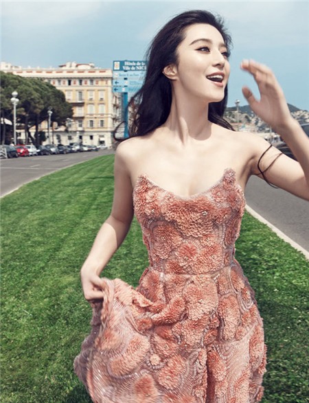 Không chỉ khéo léo lựa chọn trang phục, Phạm Băng Băng  còn tỏ rõ gu thời trang của mình khi sử dụng phụ kiện rất ăn rơ.