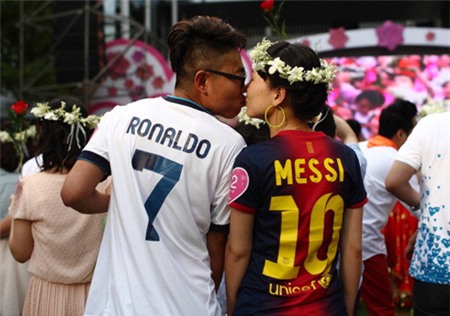 Cặp đôi gây chú ý với trang phục thi đấu của Ronaldo và Messi trong ngày cưới.