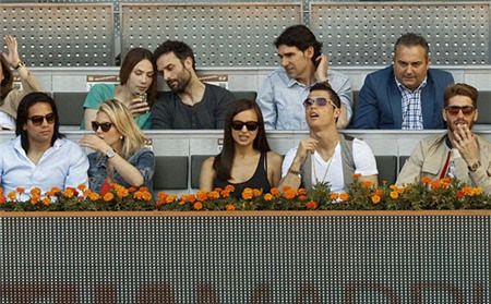 Cặp đôi ngồi ở bên cạnh C. Ronaldo và bạn gái Irina Shayk.
