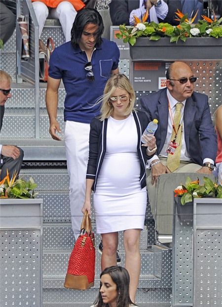 Hôm 9/5, Falcao cũng đưa bà bầu gợi cảm của mình đi cổ vũ Nadal trong trận gặp tay vợt người Nga Youzhny.