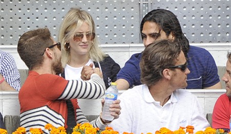 Ramos cũng đi xem trận đấu này, anh và Falcao bắt tay chào hỏi nhau thân thiết.