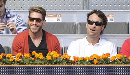 Hậu vệ Real ngồi bên cạnh cựu tay vợt Carlos Moya.