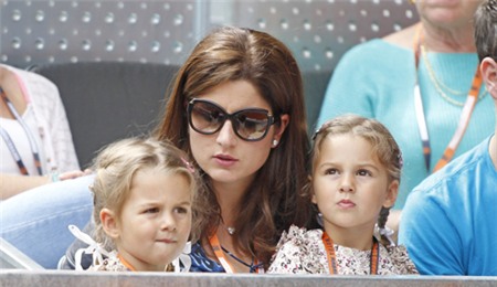 Mirka, bà xã Federer và hai cô công chúa sinh đôi Myla Rose và Charlene Riva hết lòng cổ vũ bố Federer.