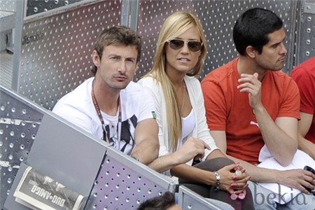 Juan Carlos Ferrero, cựu tay vợt số một thế giới người Tây Ban Nha cùng người thương tới xem Madrid Open.