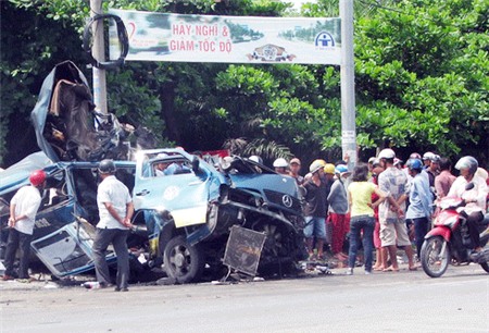 Xác ôtô bẹp dúm ngay băng rôn Hãy lái xe bằng cả trái tim với thông điệp