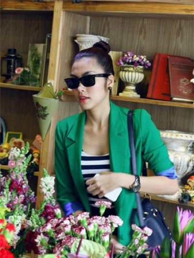 Giống như tên gọi, kính mắt mèo có hình dáng giống đôi mắt mèo với hai góc trên của khuôn mắt kính xếch ngược lên.