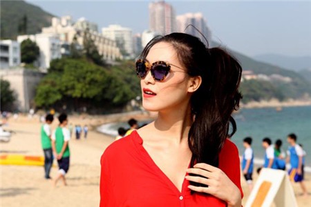 Cùng diện cặp kính giống Hà Tăng nhưng Hoa hậu Thùy Dung biến tấu