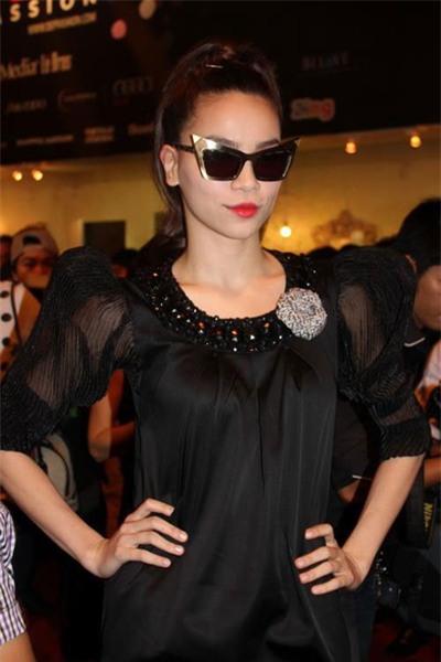 Bà mẹ một con Hồ Ngọc Hà nghịch ngợm khi đeo chiếc kính mắt vàng gọng vàng