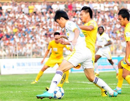 Ở cuộc chạm trán Thanh Hóa, Công Vinh trở lại sân cỏ sau các trận đấu ngồi ngoài do ngộ độc thực phẩm.