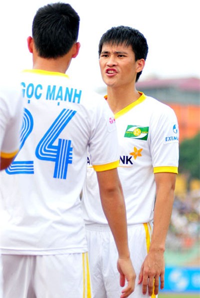 Áp lực đè nặng lên Công Vinh khiến anh thi đấu với trạng thái ức chế.