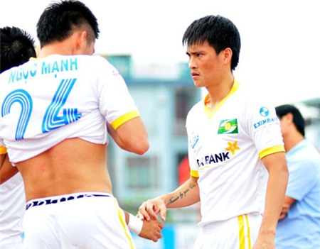 Có thể do ức chế tâm lý, Công Vinh nhiều lần tranh cãi để giành quyền đá phạt với đồng đội trẻ Mạnh Hùng.