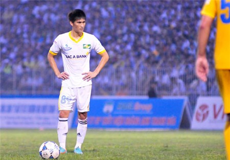 Công Vinh có một cú đá phạt không chính xác trong hiệp hai.