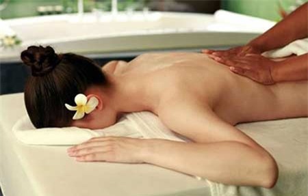 “Tiền mất tật mang” với chiêu bấm huyệt giảm béo cấp tốc (Ảnh minh họa)