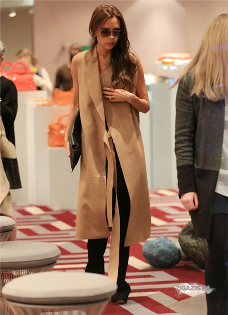 Áo khoác của Vic có dây buộc khá dài.