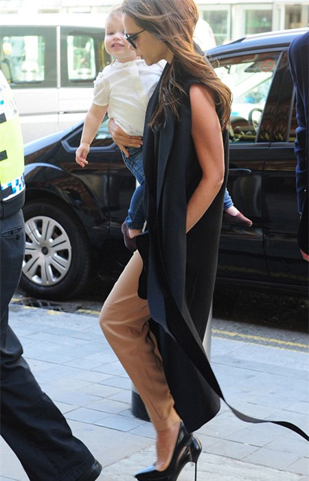 Hôm 2/5, Vic cũng diện mốt áo khoác không tay của mình tại nhà ga ở London, trên đường cùng con gái Harper đi tàu sang Paris mừng sinh nhật Becks.