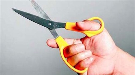 Tự cắt của quý vì tức người yêu