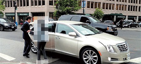 Người phụ nữ được làm mờ trong ảnh được cho là nạn nhân của ông Yoon.