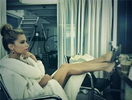 Vợ cũ tiền vệ Hamburg chia sẻ một tấm ảnh 'tự sướng' ngồi trầm ngâm thư giãn sau giờ là việc.