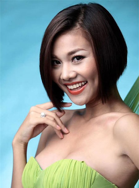 Siêu mẫu Thanh Hằng chọn mái tóc bob cắt lệch, với phần tóc phía trước ôm sát gương mặt, che được gương mặt tròn.