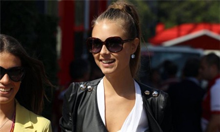 Người đẹp Nga với nụ cười tươi tắn, ngọt ngào trên đường đua.