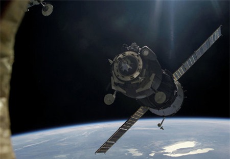 Tàu Soyuz TMA-07 tách khỏi ISS vào sáng sớm hôm 14/5. Ảnh: RIA Novosti.