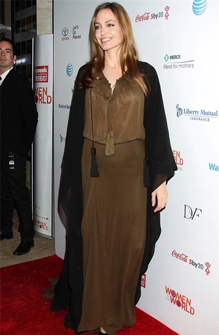 Angelina Jolie đã quyết định phẫu thuật cắt bỏ hai bên ngực.